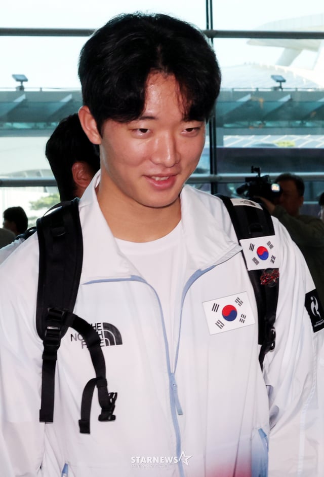 [인천공항=뉴시스] 박주성 기자 = 2026 아이치·나고야 아시안게임 야구 대표팀 최민석 선수가 9월 18일 오전 인천공항 제2여객터미널을 통해 출국하고 있다. 2026.09.18. park7691@newsis.com /사진=
