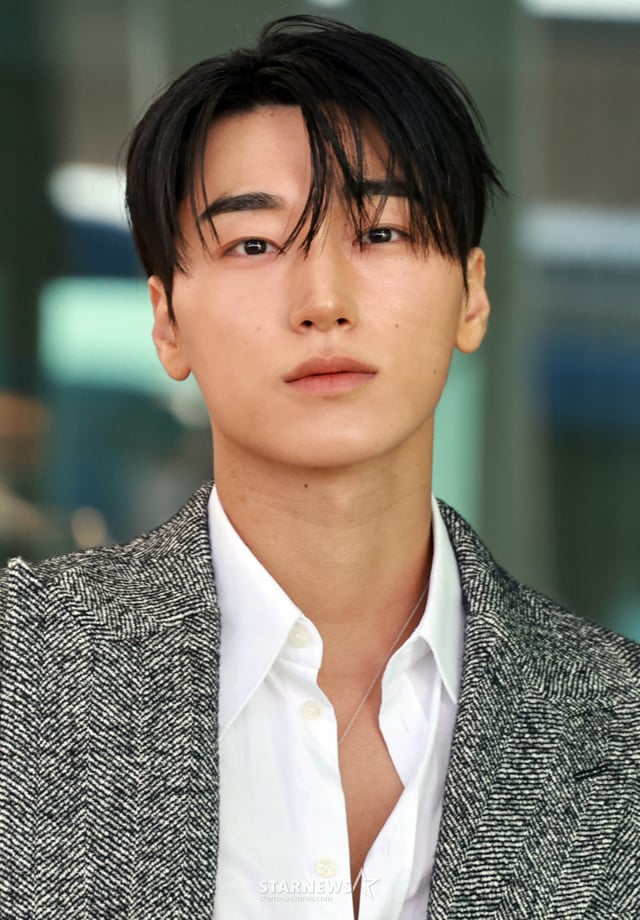그룹 에이티즈 산이 밀라노 패션위크 일정 차 21일 오전 인천국제공항을 통해 출국하고 있다. 2026.09.21 /사진=임성균 tjdrbs23@