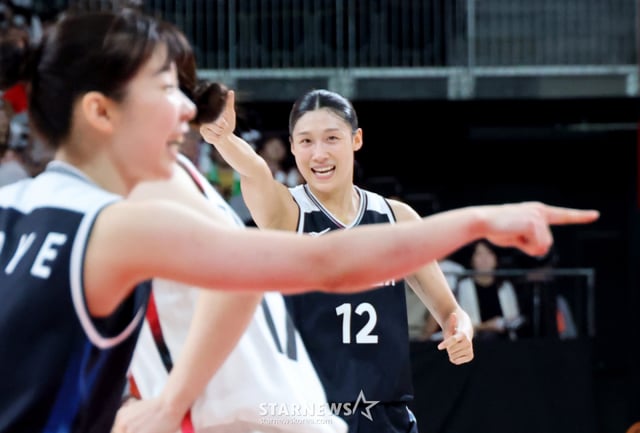 대한민국 이해란이 26일 일본 나고야 IG아레나에서 열리는 2026 아이치·나고야 아시안게임 여자농구 대한민국과 일본의 금메달 결정전에서 득점에 성공한 후 환호하고 있다.  2026.09.26. /사진=강영조 cameratalks@