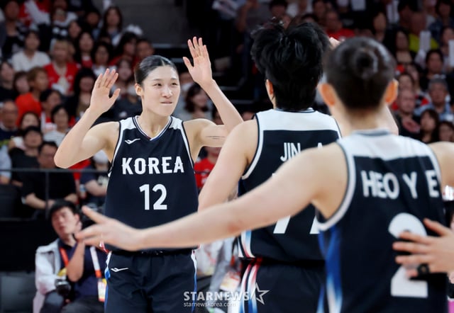 대한민국 이해란이 26일 일본 나고야 IG아레나에서 열리는 2026 아이치·나고야 아시안게임 여자농구 대한민국과 일본의 금메달 결정전에서 득점에 성공한 후 환호하고 있다.  2026.09.26. /사진=강영조 cameratalks@