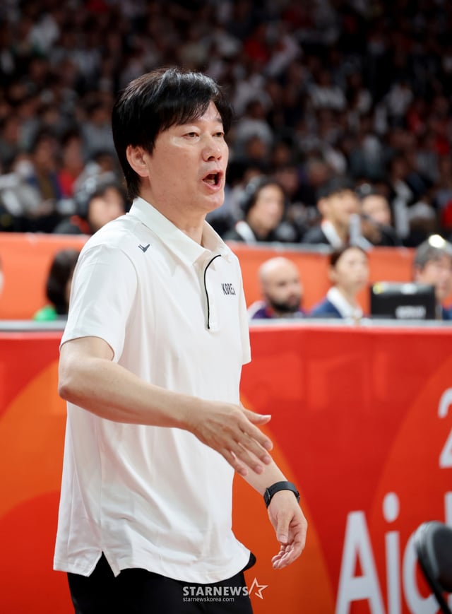 Các cầu thủ đội bóng rổ nữ Yeo Ja (CEO) của Hàn Quốc đã giành huy chương vàng, tại trận chung kết huy chương vàng bóng rổ nữ Hàn Quốc - Nhật Bản tại IG Arena ở Nagoya, Nhật Bản vào ngày 26 năm 2026 Asiad Aichi và Nagoya, sau khi chiến thắng, họ đang thực hiện nghi thức cờ Taegeuk cùng với huấn luyện viên Park Soo-ho. 2026.09.26. /ảnh=phóng viên cao cấp Kang Young-jo cameratalks@