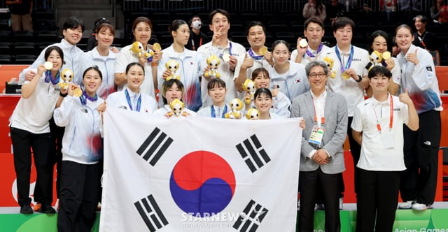 금메달을 따낸 농구 여자대표팀 선수들이 26일 일본 나고야 IG아레나에서 열리는 2026 아이치·나고야 아시안게임 여자농구 대한민국과 일본의 금메달 결정전에서 승리한 후 금메달 목에 건 박수호 감독, 코치들과 태극기세리머니를 하고 있다. 2026.09.26. /사진=강영조 cameratalks@