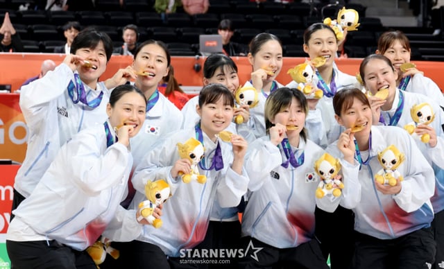 금메달을 따낸 농구 여자대표팀 선수들이 26일 일본 나고야 IG아레나에서 열리는 2026 아이치·나고야 아시안게임 여자농구 대한민국과 일본의 금메달 결정전에서 승리한 후 금메달 세리머니를 하고 있다. 2026.09.26. /사진=강영조 cameratalks@