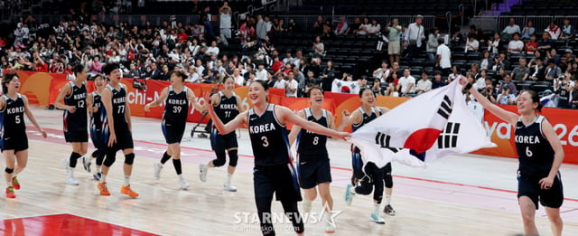 금메달을 따낸 농구 여자대표팀 선수들이 26일 일본 나고야 IG아레나에서 열리는 2026 아이치·나고야 아시안게임 여자농구 대한민국과 일본의 금메달 결정전에서 승리한 후 태극기 세리머니를 펼치고 있다. 2026.09.26. /사진=강영조 cameratalks@