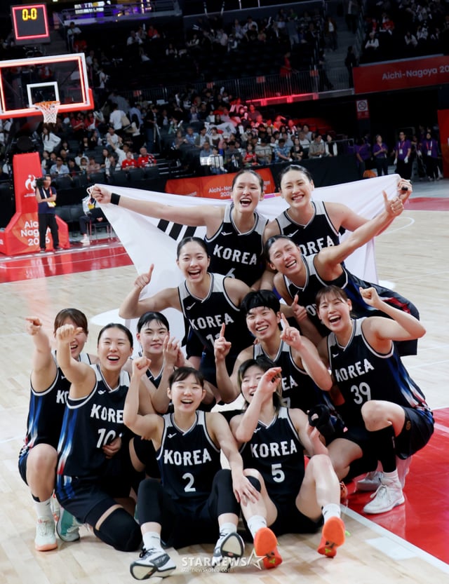 金メダルを獲得したバスケットボール女子代表チームの選手たちが26日、日本名古屋IGアリーナで開かれる2026愛知·名古屋アジア大会女子バスケットボール大韓民国と日本の金メダル決定戦で勝利した後、太極旗セレモニーを繰り広げている。  2026.09.26./写真=カン·ヨンジョ cameratalks@