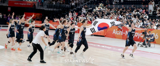 金メダルを獲得したバスケットボール女子代表チームの選手たちが26日、日本名古屋IGアリーナで開かれる2026愛知·名古屋アジア大会女子バスケットボール大韓民国と日本の金メダル決定戦で勝利した後、太極旗セレモニーを繰り広げている。  2026.09.26./写真=カン·ヨンジョ cameratalks@
