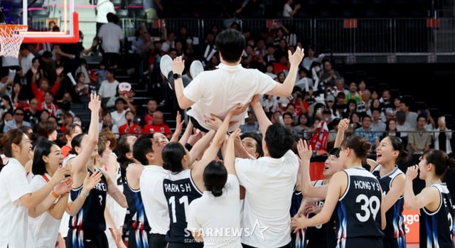 Players of the gold medal-winning Yeo Ja (CEO) basketball team celebrate with head coach Park Soo-ho after defeating Japan in the women's basketball gold medal match at the 2026 Aichi·Nagoya Asian Games held on the 26th at IG Arena in Nagoya, Japan. 2026.09.26. Players of the gold medal-winning Yeo Ja (CEO) basketball team celebrate with head coach Park Soo-ho after defeating Japan in the women's basketball gold medal match at the 2026 Aichi·Nagoya Asian Games held on the 26th at IG Arena in Nagoya, Japan. 2026.09.26. /Photo=Senior reporter Kang Young-jo cameratalks@