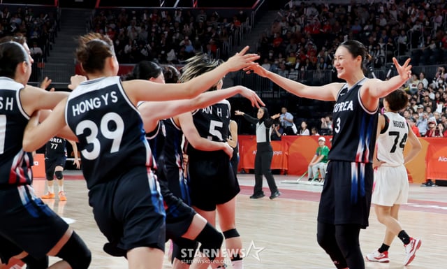 South Korea's Kang Yi-seul celebrates with teammates after securing victory in the women's basketball gold medal match against Japan at the 2026 Aichi·Nagoya Asian Games held on the 26th at IG Arena in Nagoya, Japan. 2026.09.26. /Photo=Senior reporter Kang Young-jo cameratalks@