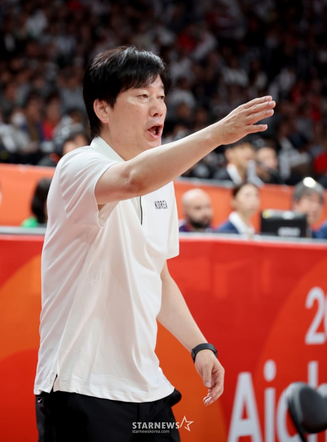 금메달을 따낸 농구 여자대표팀 선수들이 26일 일본 나고야 IG아레나에서 열리는 2026 아이치·나고야 아시안게임 여자농구 대한민국과 일본의 금메달 결정전에서 승리한 후 금메달 목에 건 박수호 감독과 태극기세리머니를 하고 있다. 2026.09.26. /사진=강영조 cameratalks@