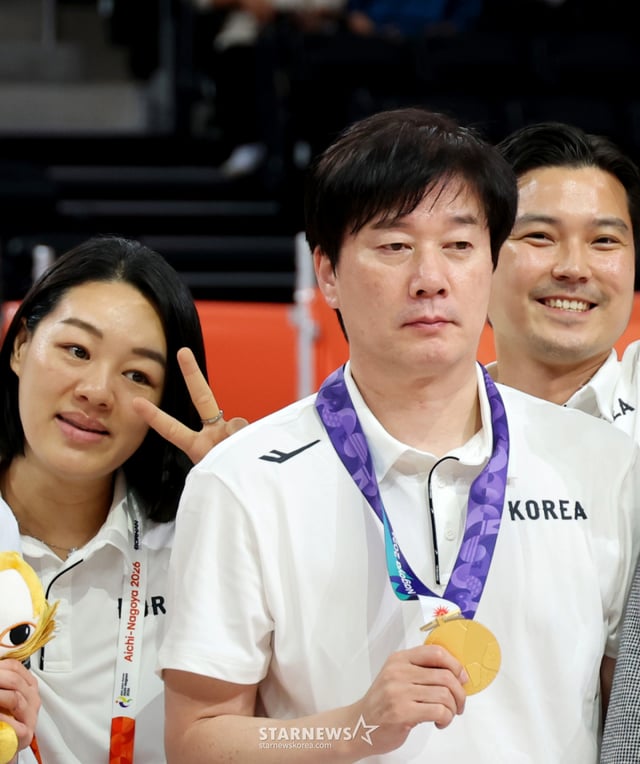 금메달을 따낸 농구 여자대표팀 선수들이 26일 일본 나고야 IG아레나에서 열리는 2026 아이치·나고야 아시안게임 여자농구 대한민국과 일본의 금메달 결정전에서 승리한 후 금메달 목에 건 박수호 감독과 태극기세리머니를 하고 있다. 2026.09.26. /사진=강영조 cameratalks@