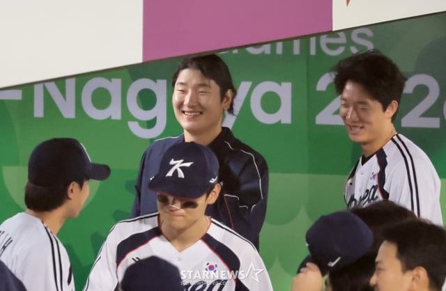 야구대표팀 승리투수 곽빈이 21일 아이치현 오카자키 시민구장에서 열리는 2026 아이치·나고야 아시안게임 야구 조별리그 대한민국과 대만경기 9회초 수비를 마무리하며 5-0 승리를 자축한 후 환하게 미소짓고 있다. 2026.09.21. /사진=강영조 cameratalks@