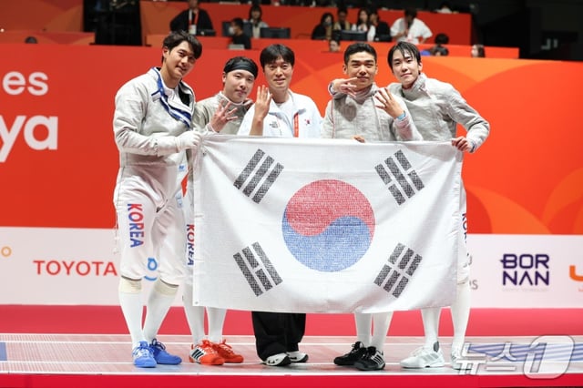 26일 일본 아이치현 도코나메 아이치 스카이 엑스포에서 열린 2026 아이치·나고야 아시안게임 펜싱 남자 사브르 단체전 결승에서 승리하며 아시안게임 4연패를 달성한 오상욱, 박상원, 도경동, 황희근이 세리머니를 하고 있다. /사진=뉴스1