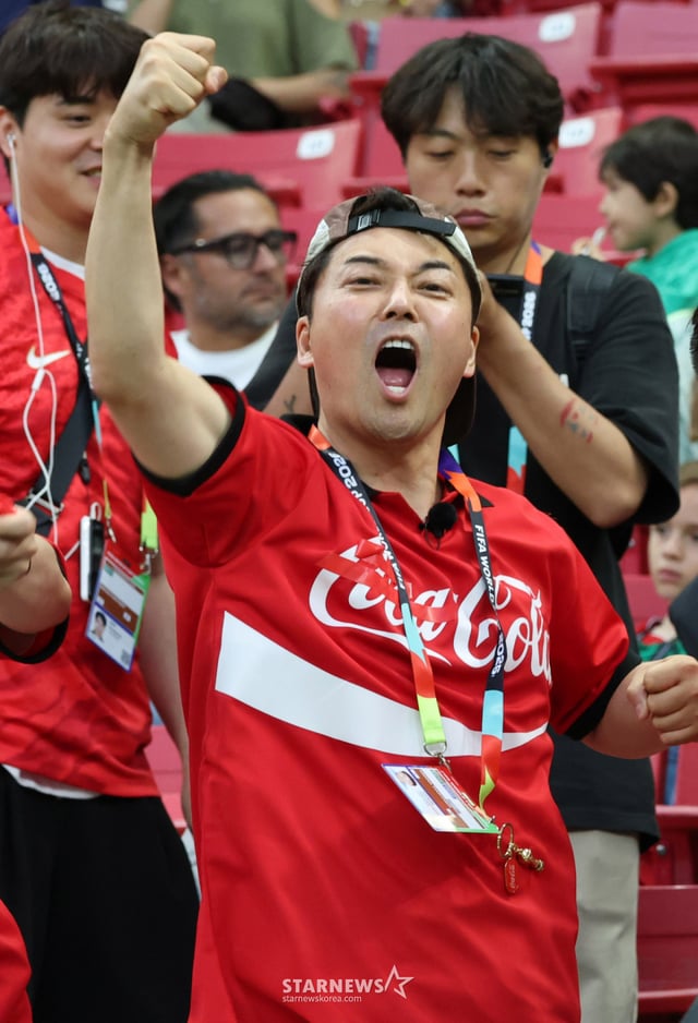 2026 북중미월드컵 A조 예선 대한민국-체코전이 12일(한국 시간) 멕시코 과달라하라 에스타디오 아크론에서 열렸다. 전현무가 붉은악마가 돼 열띤 응원을 펼치고 있다. /사진=김진경 kim.jinkyung@