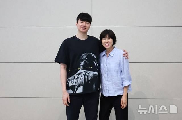 이현중과 성정아 이사. /사진=뉴시스 제공