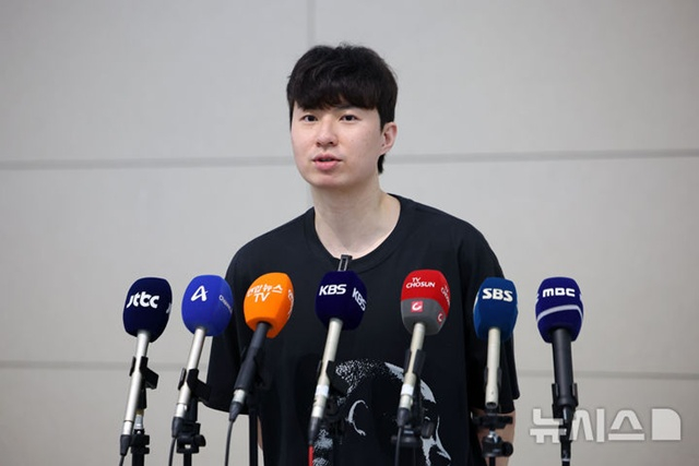 취재진과 인터뷰하는 이현중. /사진=뉴시스 제공