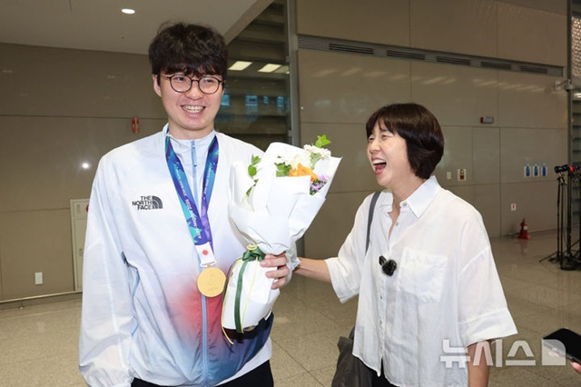 이현중과 성정아 이사(오른쪽). /사진=뉴시스 제공
