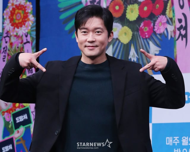El presentador Kim Dae-ho posó durante la rueda de prensa del programa de variedades «Do-mang-chyeo: Servicio de venta con stop-loss», que se celebró el 22 de la tarde en las oficinas de MBC en Sangam-dong, distrito de Mapo, Seúl. «Do-mang-chyeo» es un programa de charlas en el que Kim Gura, Kim Dae-ho y Pungja se encargan de cerrar relaciones por aquellos que, a pesar de querer huir de las «relaciones desafortunadas» en diversos tipos de vínculos humanos, no logran hacerlo. Se emite todos los lunes a las 9 p. m. 2024.01.22 /foto=Kim Chang-hyun
