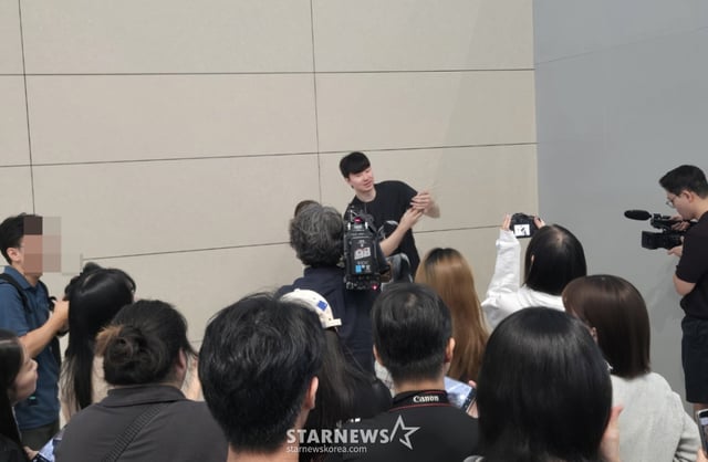 출국 직전까지 팬들과 기념샷을 찍는 이현중(가운데). /사진=이원희 기자.