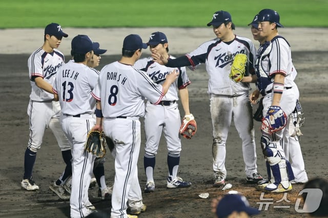 The South Korean national baseball team celebrates its victory after defeating China 9-2 in the second Super Round match of the 2026 Aichi-Nagoya Asian Games held this afternoon at Toyohashi Citizens Stadium in Aichi Prefecture, Japan. The win secures their spot in the final against Japan. /Photo=NEWS1