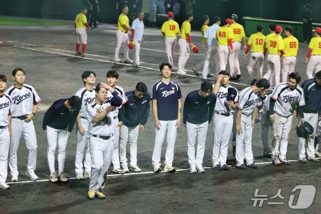 The South Korean national baseball team greets spectators after defeating China 9-2 in the second Super Round match of the 2026 Aichi-Nagoya Asian Games held this afternoon at Toyohashi Citizens Stadium in Aichi Prefecture, Japan. The victory secures their spot in the final against Japan. /Photo=NEWS1