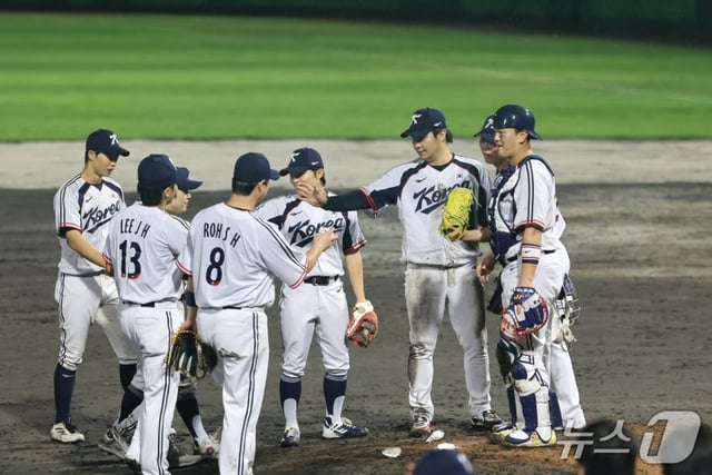 The South Korean national baseball team celebrates its victory after defeating China 9-2 in the second Super Round match of the 2026 Aichi-Nagoya Asian Games held this afternoon at Toyohashi Citizens Stadium in Aichi Prefecture, Japan. The win secures their spot in the final against Japan. /Photo=NEWS1