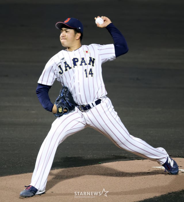 El lanzador abridor japonés Higuchi se desempeña con gran esfuerzo durante el partido entre Corea del Sur y Japón de la ronda super de béisbol de los Juegos Asiáticos de Aichi-Nagoya 2026, que se disputa el día 25 en el estadio municipal de Toyohashi, Japón. 2026.09.25. /Foto=reportero sénior Kang Young-jo cameratalks@