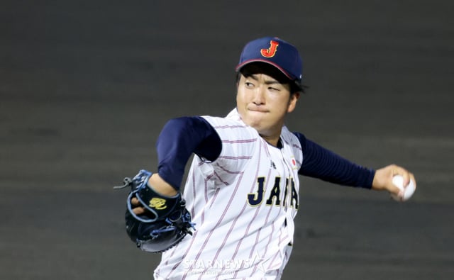 El lanzador abridor japonés Higuchi se desempeña con gran esfuerzo durante el partido entre Corea del Sur y Japón de la ronda super de béisbol de los Juegos Asiáticos de Aichi-Nagoya 2026, que se disputa el día 25 en el estadio municipal de Toyohashi, Japón. 2026.09.25. /Foto=reportero sénior Kang Young-jo cameratalks@
