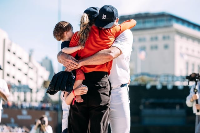 (Photo) Detroit's Justin Verlander embraces his family after the 2026 MLB regular-season home game against the Pittsburgh Pirates at Comerica Park in Detroit, Michigan, USA, on the 27th (Korean time). /Photo=Official Detroit Tigers SNS archive