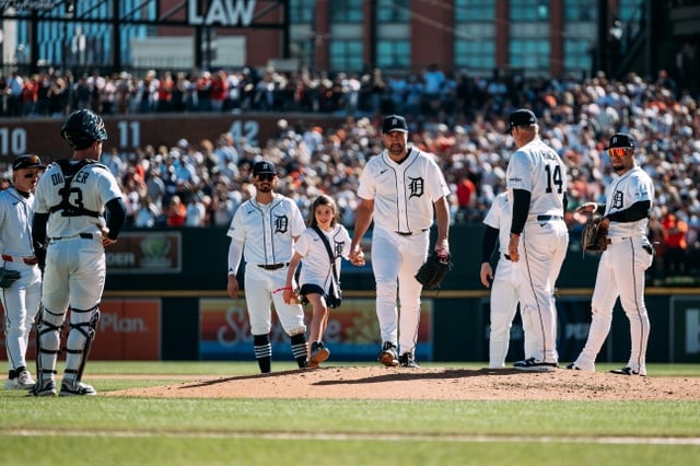 (Photo) Detroit's Justin Verlander (center) walks off the mound holding his daughter's hand after the 2026 MLB regular-season home game against the Pittsburgh Pirates at Comerica Park in Detroit, Michigan, USA, on the 27th (Korean time). /Photo=Official Detroit Tigers SNS archive