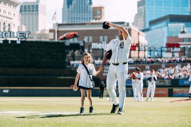 (Photo) Detroit's Justin Verlander (center) walks off the mound holding his daughter's hand after the 2026 MLB regular-season home game against the Pittsburgh Pirates at Comerica Park in Detroit, Michigan, USA, on the 27th (Korean time). /Photo=Official Detroit Tigers SNS archive