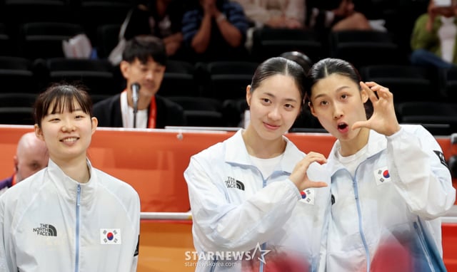 After winning the gold medal, Korean women's basketball players Lee Hae-ran and Park So-hee of the Yeo Ja (CEO) team climbed onto the podium on the 26th at the IG Arena in Nagoya, Japan, where the 2026 Aichi-Nagoya Asian Games women's basketball gold medal match between South Korea and Japan was held. They drew hearts toward their supporters to express gratitude. 2026.09.26. /Photo=Senior reporter Kang Young-jo