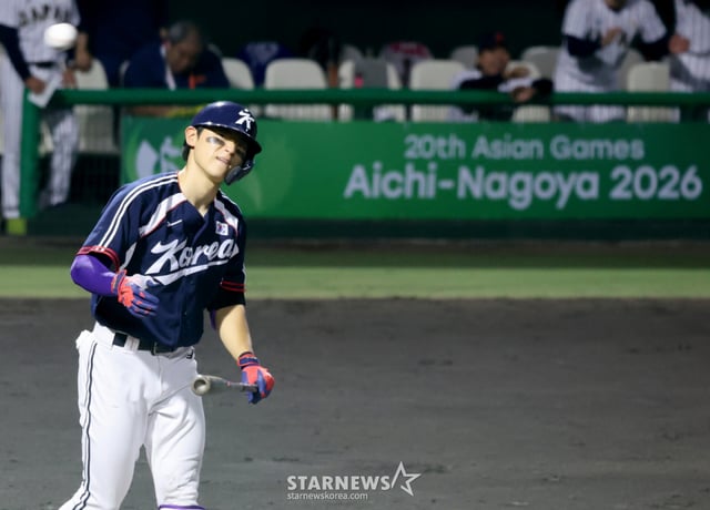 Kim Do-young se retiró con un ponche por swing en falso ante el lanzador abridor japonés Higuchi, en la parte baja de la séptima entrada del partido entre Corea del Sur y Japón en la ronda superfinal de béisbol de los Juegos Asiáticos de Aichi-Nagoya 2026, que se celebró el día 25 en el estadio municipal de Toyohashi, Japón. el 25 de 2026. /Foto=reportero sénior Kang Young-jo
