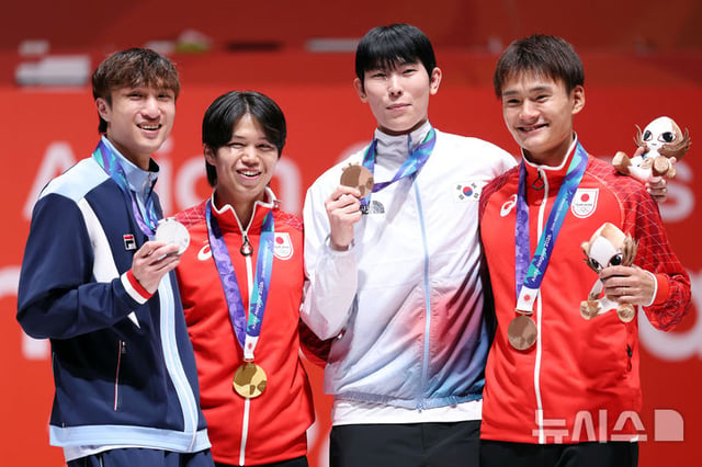 2026 아이치·나고야 아시안게임 펜싱 남자 플뢰레 개인전에서 동메달을 획득한 한국 윤정현(오른쪽에서 두 번째)이 포즈를 취하고 있다. /사진=뉴시스