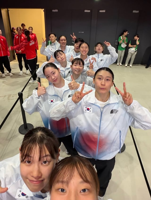 女子バスケットボール代表チームの金メダル授賞式直前の姿。 /写真=カン·イスルSNS