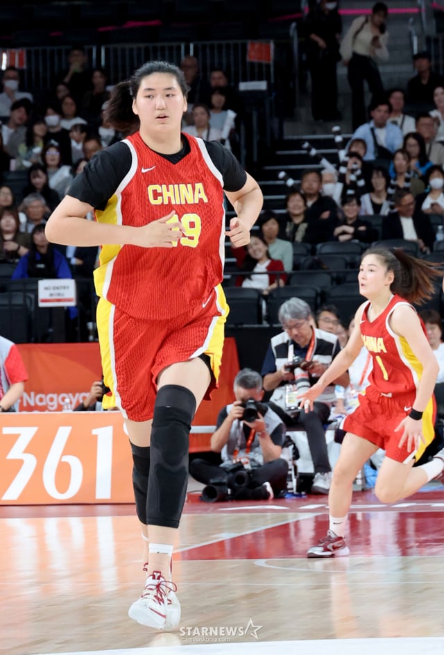 China's 2m 23cm tallest player, Zhang Ziyu, is seen competing in the bronze medal match between Taiwan and China at the 2026 Aichi-Nagoya Asian Games women's basketball tournament held on the 26th at IG Arena in Nagoya, Japan. 2026.09.26. /Photo=Senior reporter Kang Young-jo cameratalks@