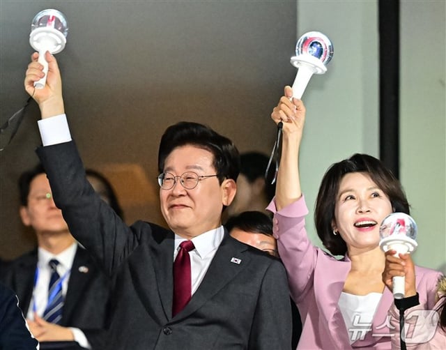 25일 멕시코시티에서 열린 스트레이키즈 콘서트에 참석한 이대통령 부부 /사진 =뉴스1 허경 기자