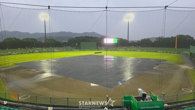 27일 오후 6시 30분 2026 아이치 나고야 아시안게임 야구 결승전을 1시간 앞두고 방수포가 깔려 있는 일본 도요하시 구장. /사진=김명석 기자