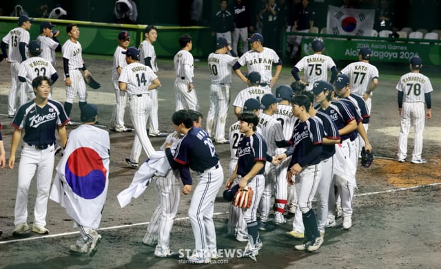 대한민국 야구대표팀  류지현 감독과 코치들이 27일 일본 아이치현 도요하시 시민구장에서 열린 2026 아이치·나고야 야구 슈퍼라운드 한국과 일본 결승전 9회말 수비를 마무리하며 3-1로 승리, 금메달을 확정한 후 차분히 그라운드로 나서 일본팀에 예의를 갖추고 있다. 2026.09.27. /사진=강영조 cameratalks@