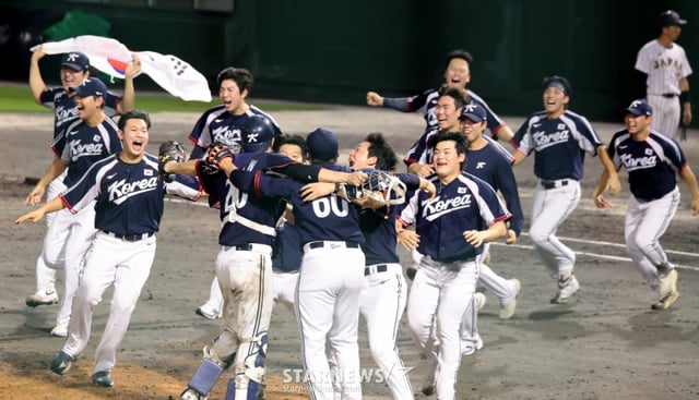 선발투수 곽빈과 대한민국 야구대표팀 선수들이 27일 일본 아이치현 도요하시 시민구장에서 열린 2026 아이치·나고야 야구 슈퍼라운드 한국과 일본 결승전 9회말 수비를 마무리하며 금메달을 확정한 후 환호하고 있다. 2026.09.27. /사진=강영조 cameratalks@