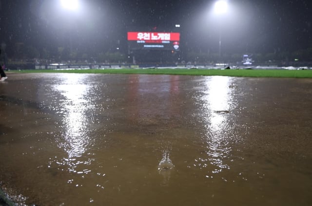 Heavy rain is falling at Gwangju-Kia Champions Field on the 27th. /Photo=KIA Tigers provided