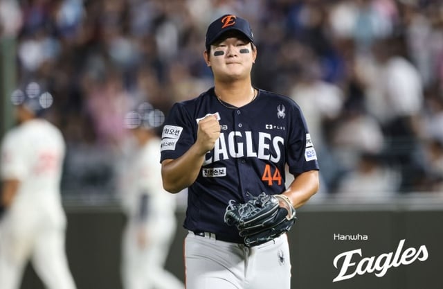 ハンファの金ソヒョンが27日、釜山(プサン)ロッテ戦でアウトカウントを取って喜んだ。 /写真=ハンファ·イーグルス提供