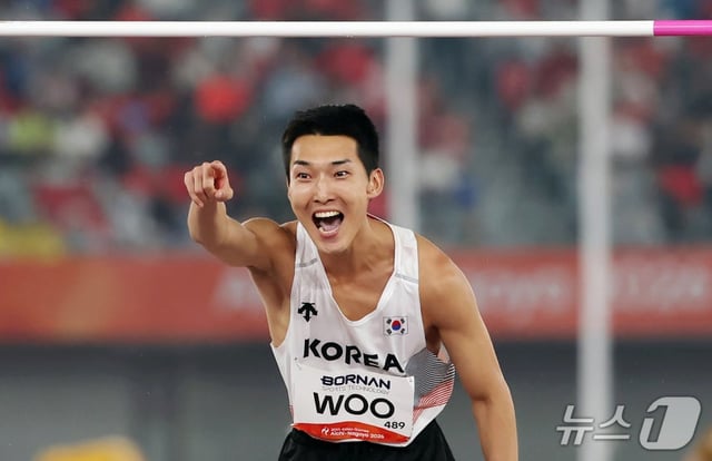 韓国陸上のウ·サンヒョクが27日、名古屋瑞穂公園陸上競技場で開かれた2026愛知·名古屋アジア大会男子走高跳決選2次試技で2m22バーを越えた後、歓呼している。 /写真=ニュース1提供