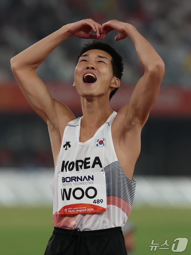 韓国陸上のウ·サンヒョクが27日、名古屋瑞穂公園陸上競技場で開かれた2026愛知·名古屋アジア大会男子走高跳決選2次試技で2m22バーを越えた後、歓呼している。 /写真=ニュース1提供