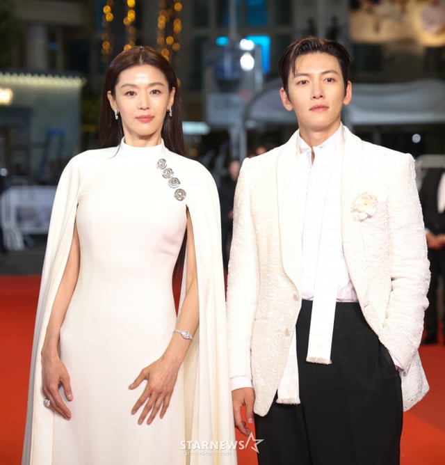 (칸=뉴스1) 이준성 특파원 = 배우 전지현, 지창욱이 16일(현지시간) 프랑스 남부 소도시 칸 팔레 데 페스티발(Palais des Festivals) 뤼미에르 대극장에서 열린 제79회 칸 국제영화제 미드나잇 스크리닝 초청작 ‘군체’ 공식 시사회 레드카펫에 올라 포즈를 취하고 있다. 2026.5.16/뉴스1 Copyright © 뉴스1. All rights reserved. 무단 전재 및 재배포, AI학습 이용 금지. /사진=(칸=뉴스1) 이준성 특파원