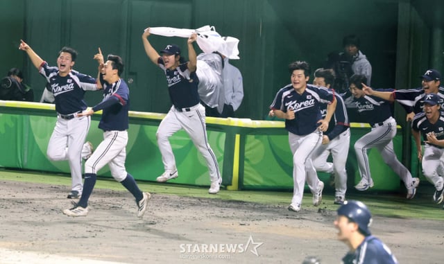 先发投手郭彬与韩国棒球代表队选手们在27日于日本爱知县丰桥市民球场举行的2026年爱知·名古屋棒球超级循环赛韩国与日本决赛第九局下半完成防守,锁定金牌后欢呼。2026.09.27. /图片=姜英祚(Kang Young-jo)cameratalks@