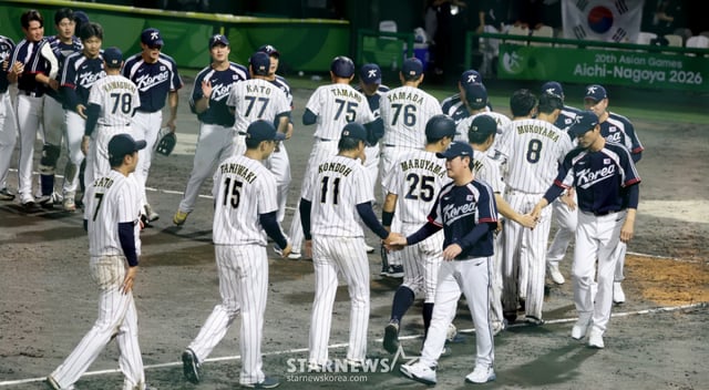 韓国野球代表チームのリュ·ジヒョン監督とコーチたちが27日、愛知県豊橋市民球場で行われた2026愛知·名古屋野球スーパーラウンド韓国と日本決勝戦9回裏に守備を終えて3-1で勝利し、金メダルを確定した後、落ち着いてグラウンドに出て日本チームに礼儀を守っている。 2026.09.27./写真=カン·ヨンジョ cameratalks@