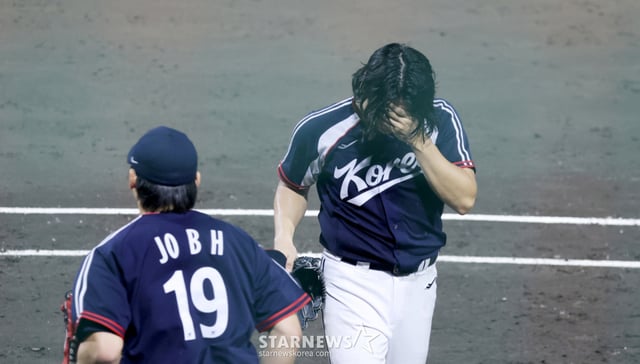 포수 조형우가 27일 일본 아이치현 도요하시 시민구장에서 열린 2026 아이치·나고야 야구 슈퍼라운드 한국과 일본 결승전에서 7회말 일본 사토의 안타때 2루주자 아이자와를 홈에서 득점을 허용했다. 100구를 넘겨 교체되며 아쉬워하는 곽빈. 2026.09.27. /사진=강영조 cameratalks@