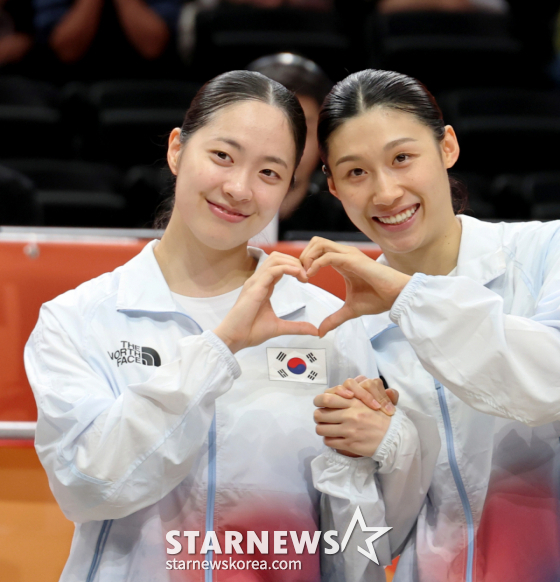 금메달을 따낸 농구 여자대표팀 이해란과 박소희가 26일 일본 나고야 IG아레나에서 열린 2026 아이치·나고야 아시안게임 여자농구 대한민국과 일본의 금메달 결정전에서 승리한 후 시상대에 올라 응원단을 향해 하트를 그리며 감사함을 전하고 있다. /사진=강영조 선임기자