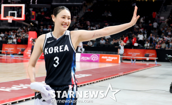 금메달을 따낸 농구 여자대표팀 강이슬이 26일 일본 나고야 IG아레나에서 열린 2026 아이치·나고야 아시안게임 여자농구 대한민국과 일본의 금메달 결정전에서 승리한 후 응원한 팬들에 인사를 하고 있다. /사진=강영조 선임기자