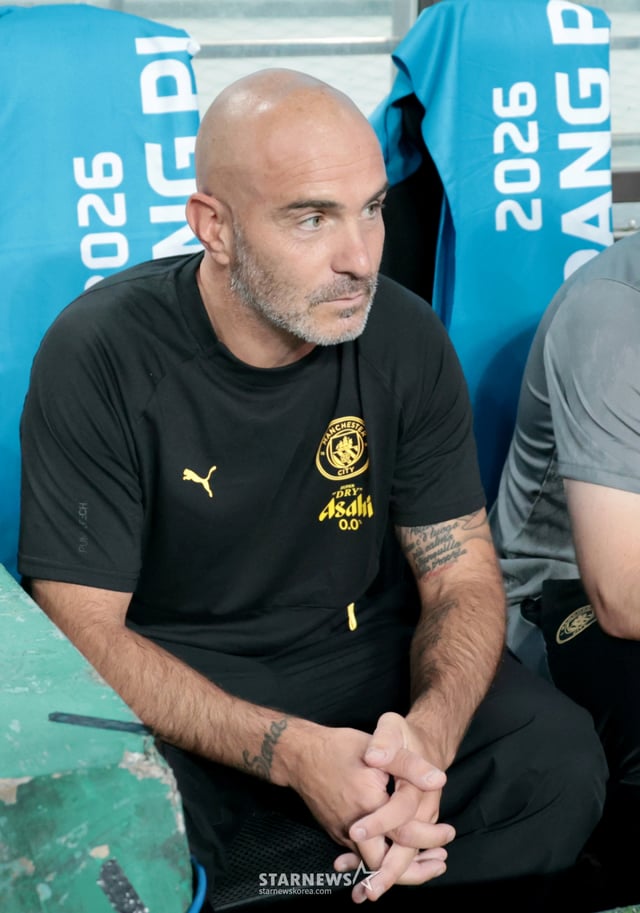Manchester City manager Enzo Maresca watches the pitch during the '2026 Coupang Play Series' match between Manchester City and Atletico Madrid. /Photo=Senior reporter Kang Young-jo